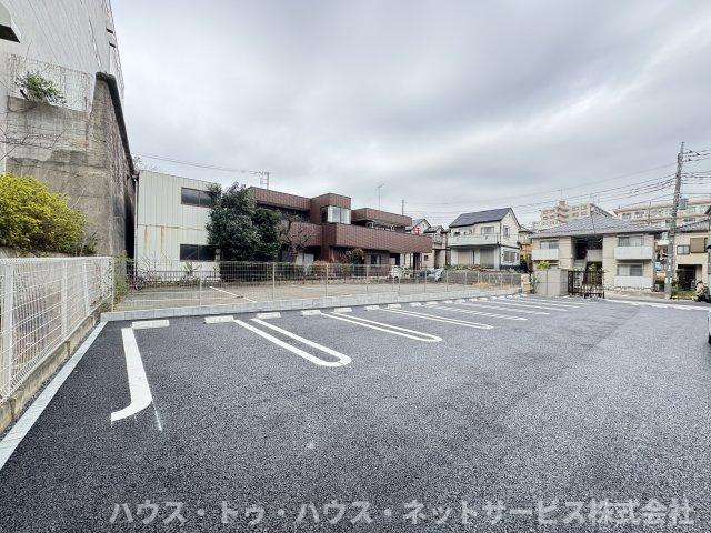 フォンターナYUの駐車場