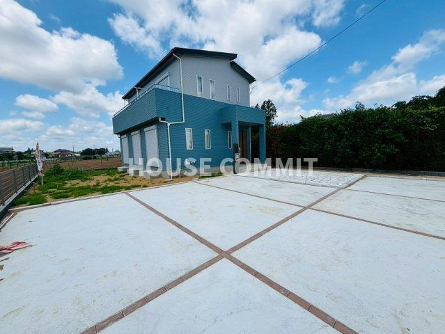 八街市八街ほ　新築戸建ての駐車場