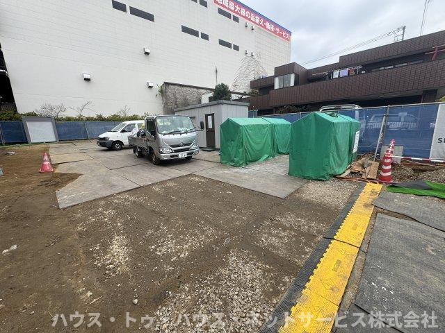 フォンターナYUの駐車場