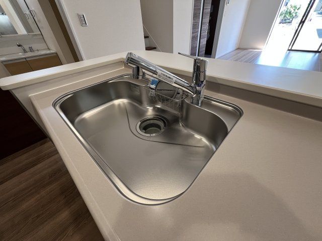 碧南市沢渡町　新築分譲　2号棟のキッチン|浄水器一体型水栓付きの対面式システムキッチン