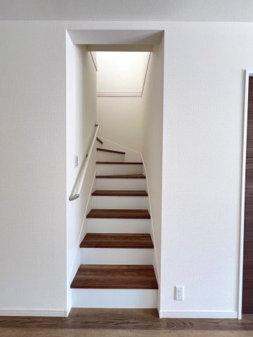 碧南市沢渡町　新築分譲　2号棟の内装|階段