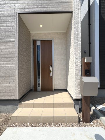 碧南市沢渡町　新築分譲　2号棟のエントランス