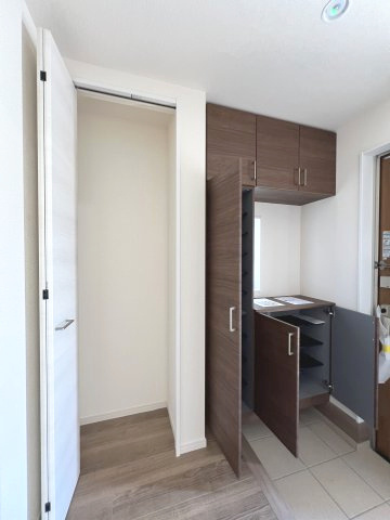 碧南市沢渡町　新築分譲　2号棟の収納|シューズボックス、玄関収納