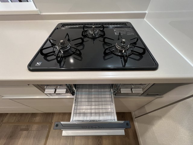 碧南市沢渡町　新築分譲　2号棟のキッチン|三口コンロとグリル付き