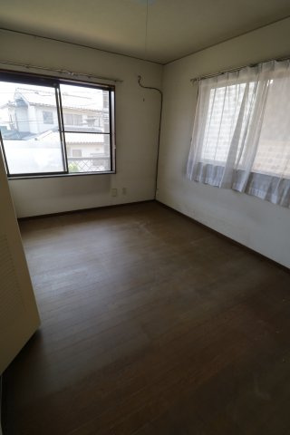 厚木市森の里4丁目　中古戸建の洋室|お庭の付いた物件です