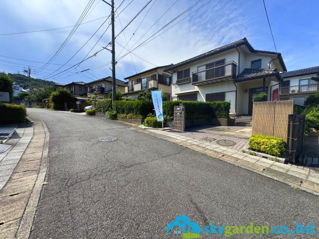 厚木市森の里4丁目　中古戸建の前面道路含む現地写真