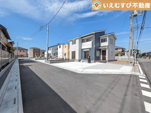 Livele Garden.S　行田城西第2の前面道路含む現地写真|整備されたばかりの綺麗な5ｍ道路
ゆとりの広さの前面道路でお車の出し入れ楽々♪間口が広く三方角地で日当り良好！