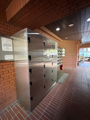 【その他共用部分】 | 五反田壱番館 | 共用エントランスには宅配BOXがあるので荷物の受け取りもスムーズに♪再配達を依頼する手間が省けます☆