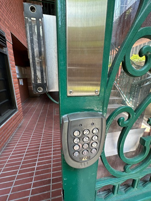 【エントランス】 | 五反田壱番館 | 共用エントランスは不審者の侵入を未然に防ぐオートロック付き！防犯対策充実しています◎