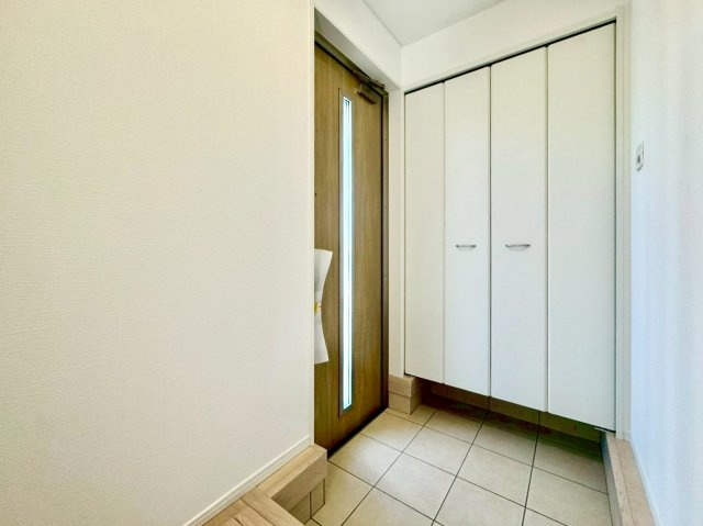 【玄関】Ｃｒａｄｌｅ　ｇａｒｄｅｎ坂井市春江町正蓮花第１　全１棟