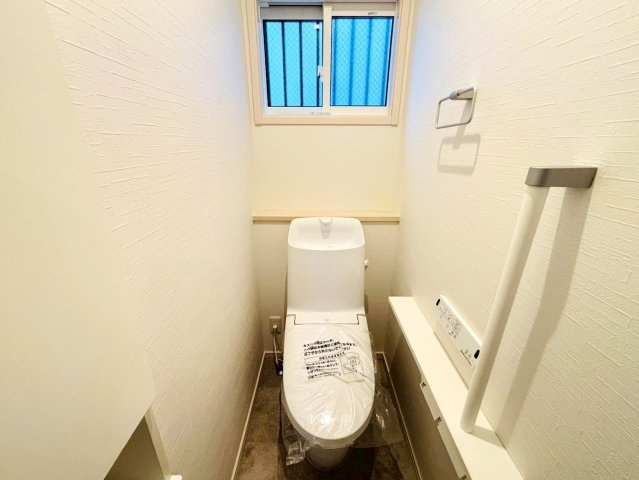 新築戸建　大垣市藤江町　全1区画分譲のトイレ|節水省エネの温水洗浄便座です。お掃除のしやすさを究めたフチなし形状でお手入れ楽々。