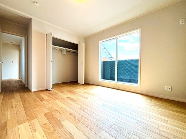 新築戸建　大垣市藤江町3丁目　全1区画分譲の寝室|全居室にたっぷり収納できる大型収納を設置。窓ガラスは断熱性能や結露防止効果の高いペアガラスです。