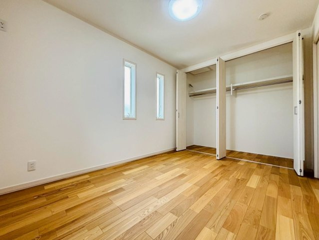 新築戸建　大垣市藤江町　全1区画分譲の洋室|全居室にたっぷり収納できる大型収納を設置。窓ガラスは断熱性能や結露防止効果の高いペアガラスです。