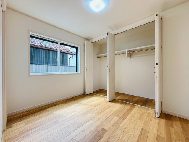 新築戸建　大垣市藤江町　全1区画分譲の洋室|全居室にたっぷり収納できる大型収納を設置。窓ガラスは断熱性能や結露防止効果の高いペアガラスです。
