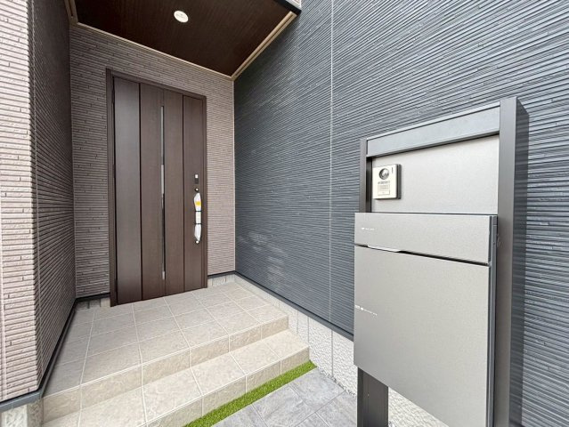 新築戸建　大垣市藤江町　全1区画分譲の玄関|玄関ドアの鍵はディンプルキーと内側はサムターンキーになっており防犯性の高い仕様になっています。