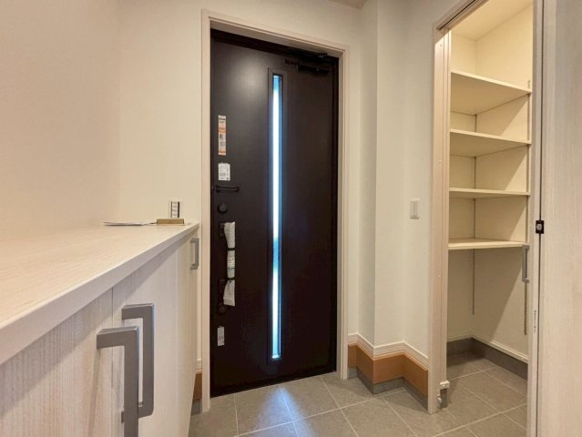 新築戸建　大垣市藤江町　全1区画分譲の玄関|大容量のシューズ収納付きで玄関周りもすっきり！玄関ドアからの光が玄関ホールを明るくしてくれます。