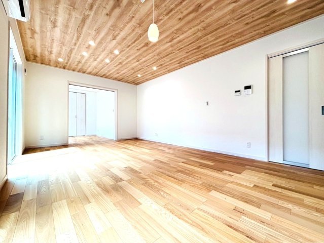 新築戸建　大垣市藤江町3丁目　全1区画分譲の居間・リビング|南向きで日当たりもよく大きな窓がリビング全体に光と風を運びます。ご家族でゆとりある暮らしができます。