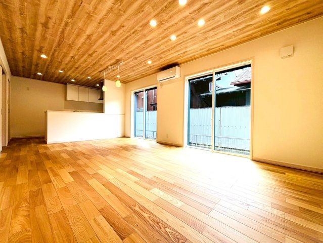 新築戸建　大垣市藤江町　全1区画分譲の居間・リビング|南向きで日当たりもよく大きな窓がリビング全体に光と風を運びます。ご家族でゆとりある暮らしができます。