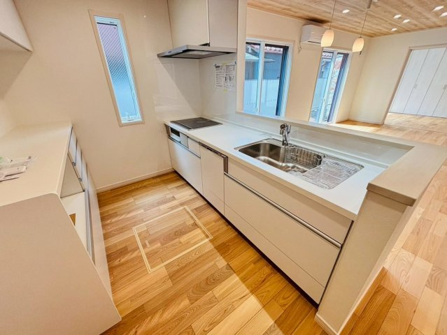 新築戸建　大垣市藤江町3丁目　全1区画分譲のキッチン|機能的なシステムキッチンです。収納力に優れた大容量の引出しでキッチン回りがスッキリ片付きます。