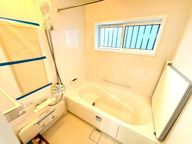 新築戸建　大垣市藤江町3丁目　全1区画分譲の浴室|１坪タイプのバリアフリー設計でゆったりとくつろげる浴室・浴槽です。タイル床でカビの発生を抑制します。