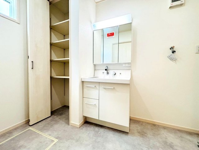 新築戸建　大垣市藤江町　全1区画分譲の独立洗面台|洗面洗髪化粧台です。物件により三面鏡または一面鏡の場合があります。詳しくは担当者までお問合せ下さい。