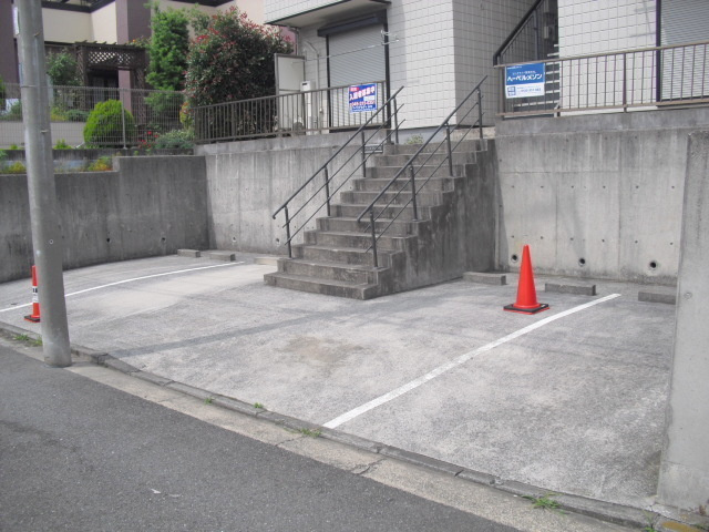 メゾン・エクレールの駐車場|敷地内駐車場