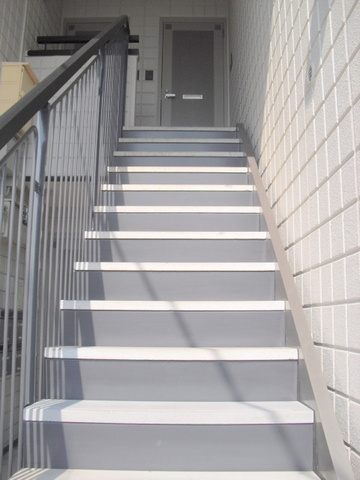 メゾン・エクレールのエントランス|２Ｆへの階段