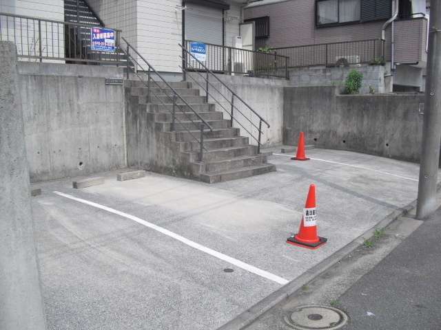 メゾン・エクレールの駐車場