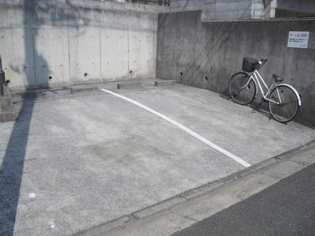 メゾン・エクレールの駐車場