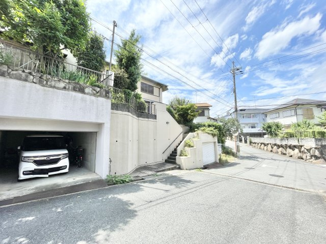 枚方市山之上北町　中古一戸建ての前面道路含む現地写真|前面道路含む現地写真です