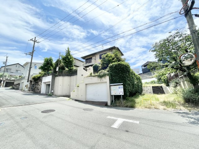 枚方市山之上北町　中古一戸建ての前面道路含む現地写真|前面道路含む現地写真です