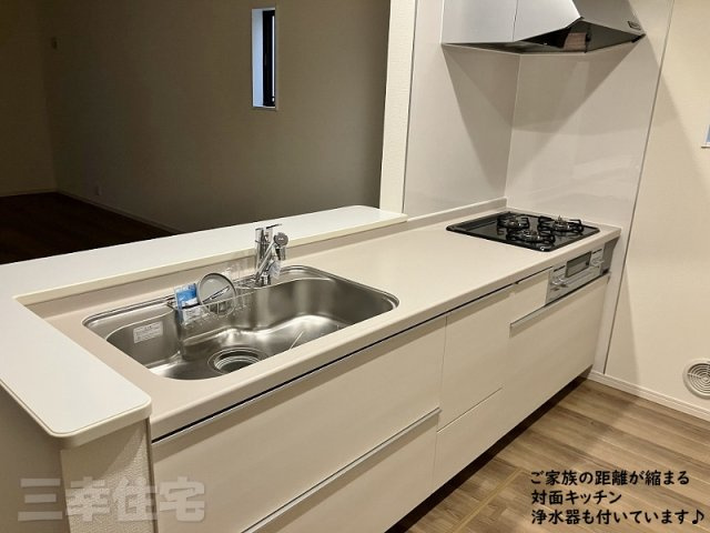 碧南市沢渡町のキッチン|キッチンから暖かな陽が差しこむリビングに向かってご家族の笑顔を見ながらお料理できる対面キッチンです♪