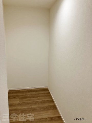 碧南市沢渡町の収納|キッチンの裏には広いパントリーあります！食材ストックに困りませんね♪