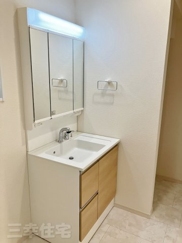 碧南市沢渡町の洗面所|嬉しい３面鏡ついつい長居してしまいそう。もちろんシャワー水栓です♪