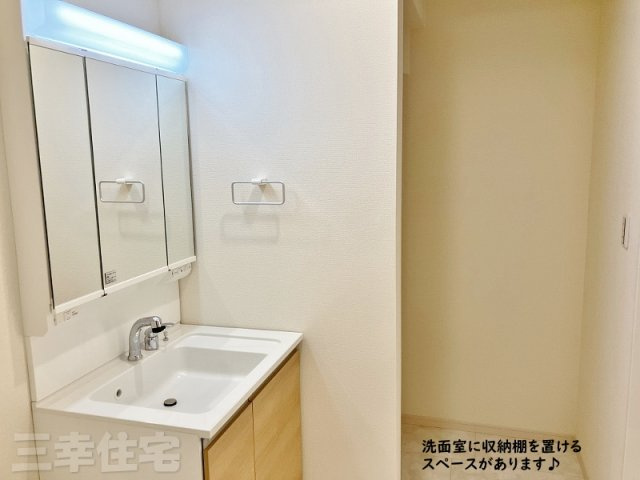 碧南市沢渡町の設備|広い洗面室には収納棚がおけるスペースが確保されています♪
