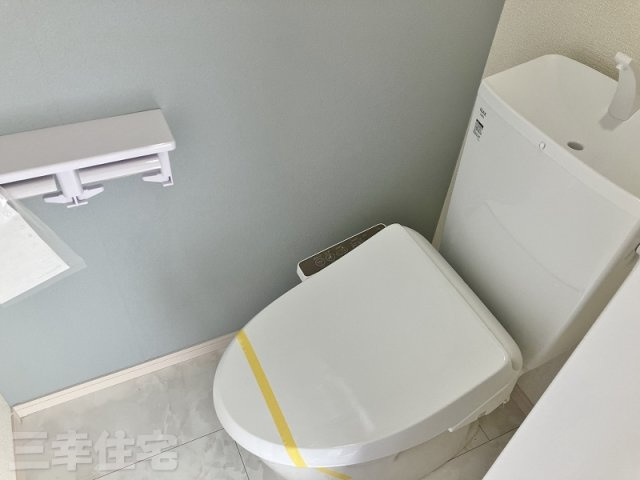碧南市沢渡町のトイレ|1階2階に洗浄便座を標準装備しています。水量は従来品より約60%カットされていて経済的です