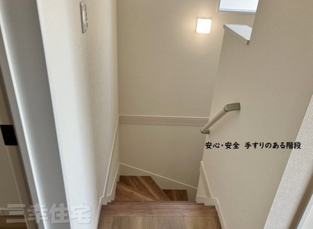 碧南市沢渡町のその他|階段やトイレには手すりを設置し、転落の防止や体への負担を軽減しています。健康や安全に配慮した安心の住宅を提供します