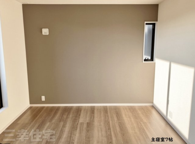 碧南市沢渡町の寝室|主寝室7帖は屋根のあるバルコニーに面しています