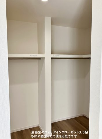 碧南市沢渡町の収納|ウォークインクローゼットには扉がありません。荷物の出し入れにわずらわしさが軽減されます