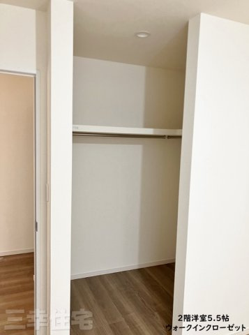 碧南市沢渡町の収納|2階全居室の収納は、ウォークインクローゼット。転倒リスクがあるタンスを置かない安心設計です