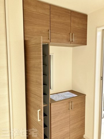 碧南市沢渡町の玄関|玄関の収納は、可動棚だからブーツも簡単に収納できます