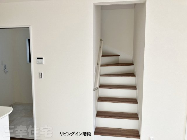 碧南市沢渡町の設備|リビングイン階段、リビングが中心になるお住まい