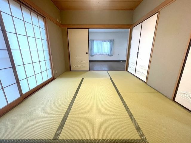 南国市緑ケ丘２丁目　中古一戸建ての和室|畳の上でゆっくりとくつろげる和室です