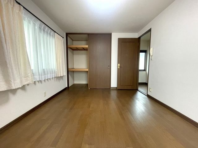 南国市緑ケ丘２丁目　中古一戸建ての洋室|落ち着いた色調の洋室です