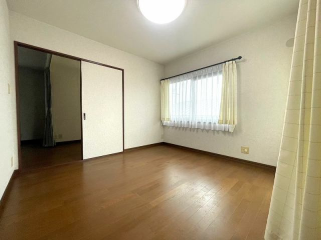 南国市緑ケ丘２丁目　中古一戸建ての洋室|落ち着いた色調の洋室です