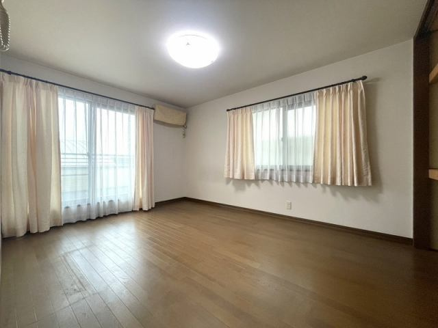 南国市緑ケ丘２丁目　中古一戸建ての洋室|落ち着いた色調の洋室です