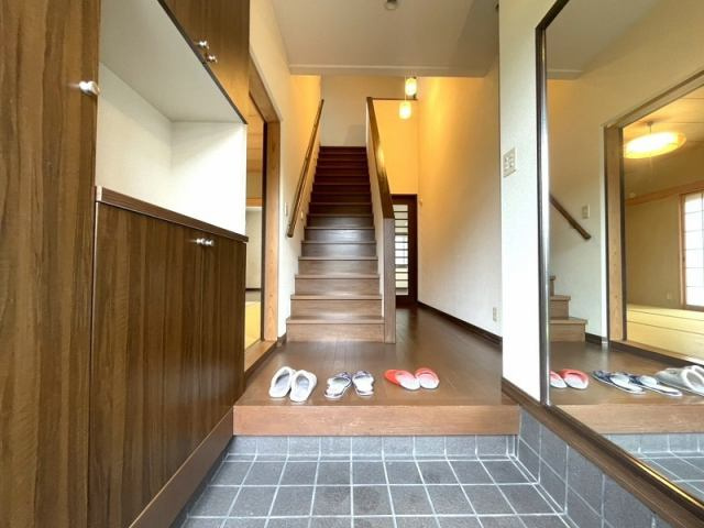南国市緑ケ丘２丁目　中古一戸建ての玄関|玄関から各部屋・階段へとスムーズにつながる設計で、家族が慌ただしい朝でもスムーズに動ける嬉しい動線です。