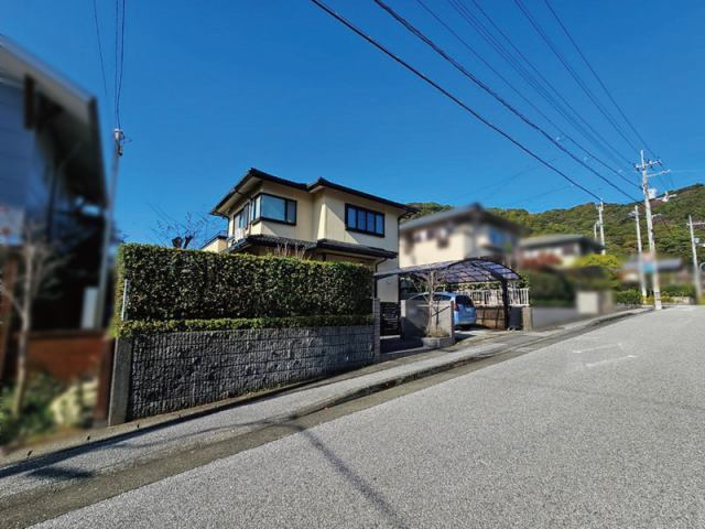 南国市緑ケ丘２丁目　中古一戸建ての前面道路含む現地写真|前面道路含む現地写真です