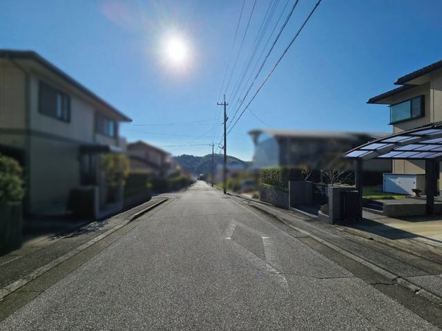南国市緑ケ丘２丁目　中古一戸建ての前面道路含む現地写真|前面道路含む現地写真です