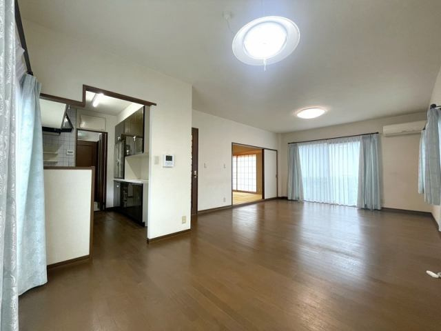 南国市緑ケ丘２丁目　中古一戸建ての居間・リビング|ゆったりとしたリビングです